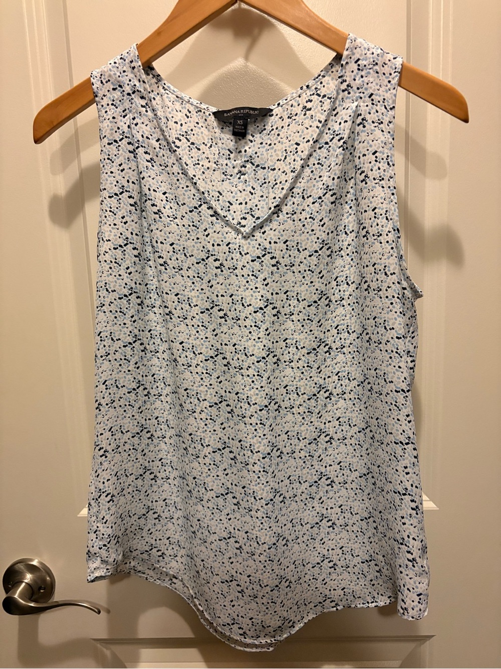 Banana Republic Lightweight Blue Speckled V-Neck Sleeveless Blouse